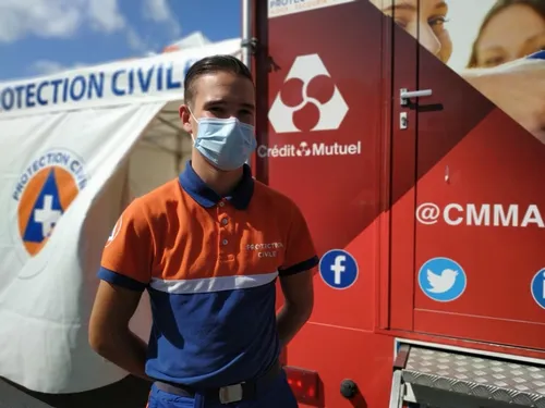 Portrait : Enzo, 18 ans, mobilisé contre la Covid avec la...