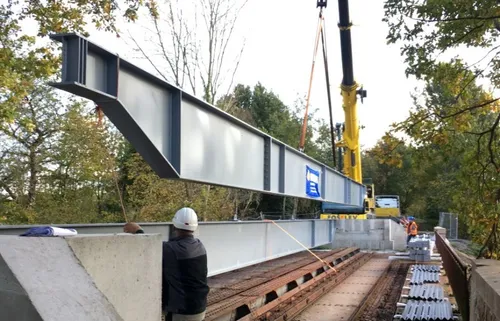 Segré-en-Anjou-Bleu. La pose de la passerelle de la voie verte a...