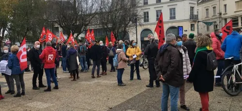 Laval. Des enseignants se sont rassemblés pour demander une...