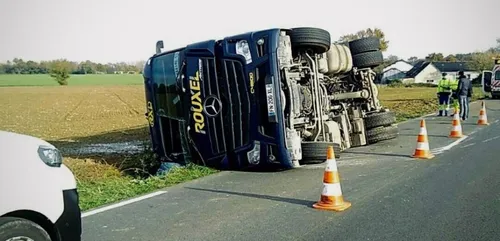La Ferrière de Flée. Camion au fossé, route coupée ce midi
