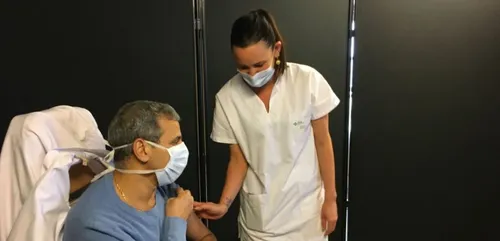 En Mayenne, les premiers soignants se faisaient vacciner hier