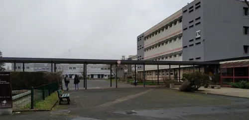 Lycéens à mi-temps pendant la pandémie : "on n'en peut plus"