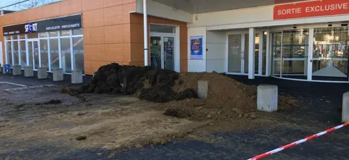 Segré. Du fumier déposé dans la nuit devant les entrées du centre...