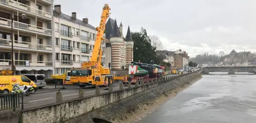 Laval. Les Mayennais, nombreux pour voir la mise à l'eau du bateau...