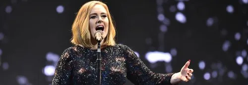 ADELE S'EMPORTE EN PLEIN CONCERT