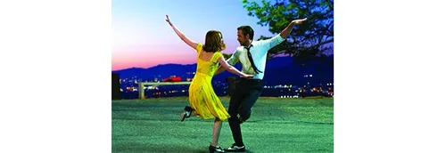 Un jeune américain invite Emma Stone à son bal de promo, qui lui...