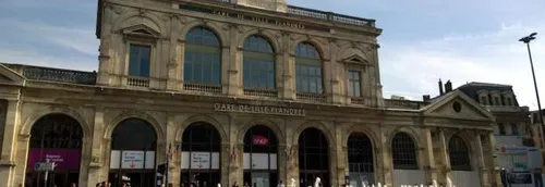 Une centaine de cheminots manifestent devant la gare Lille Flandres...