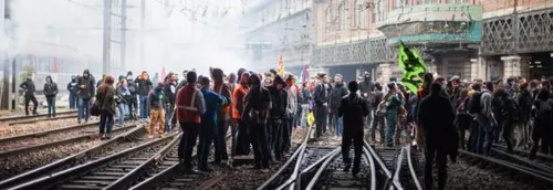 Les cheminots font une opération "caisses gratuites" à Euralille