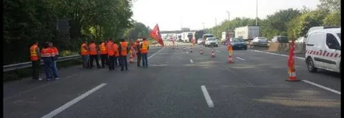 Des manifestants bloquent l'Autoroute A1 à hauteur de Dourges