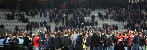 Des supporters du LOSC devant le tribunal