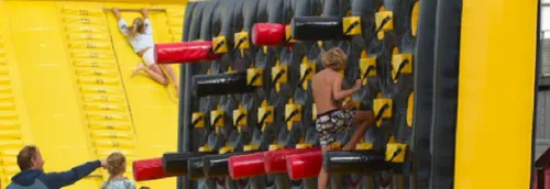 Dunkerque : un mini "Intervilles" gonflable place du Centenaire