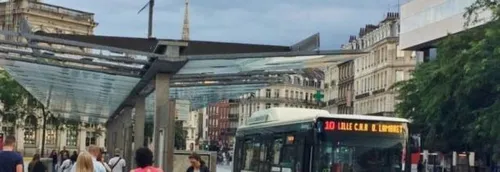 Des usagers du réseau de bus Ilévia rassemblés devant la MEL