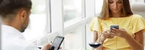 Un tiers des Français mangent en consultant leur smartphone