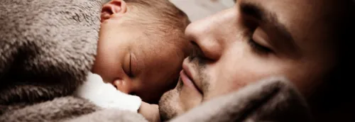 Le congé paternité va doubler et passer à 28 jours