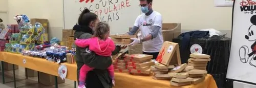 Disneyland Paris fait don de cadeaux et pizzas au Secours Populaire...