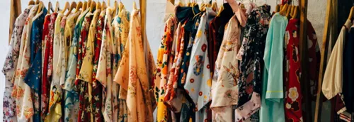 Une vente de vêtements au kilo au Secours Populaire de Lomme