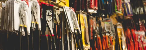 Certains centres commerciaux et magasins rouvrent dans le...