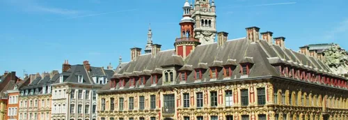 Les bâtiments de Lille colorés de jaune ce soir