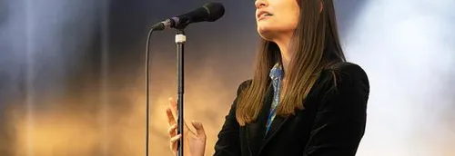 Clara Luciani illuminera les Champs-Elysées pour Noël