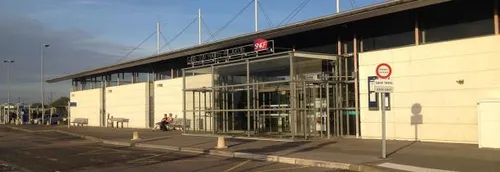 Le guichet de la gare TGV Haute-Picardie fermé