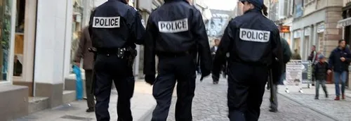 Un stand emploi pour rejoindre la police au centre Aushopping...