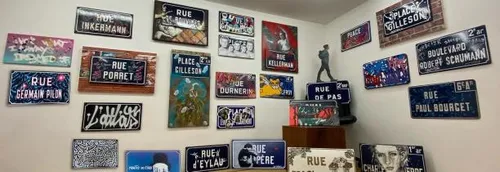 Une vente aux enchères solidaire de plaques de rues à Lille
