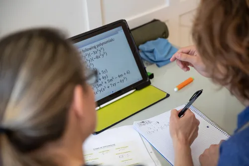 A Lille, des familles appellent à manifester pour défendre l'école...