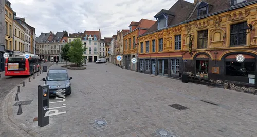 Des boutiques éphémères installées place Louise de Bettignies à Lille
