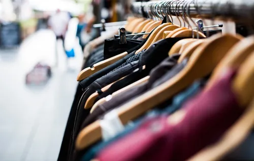 Des vêtements neufs à petits prix au Relais Emmaüs de...