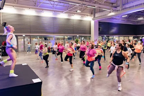 Un cours d'aérobic pour Octobre Rose avec Gym Fizz
