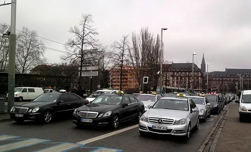 Opération escargot des taxis ce lundi matin
