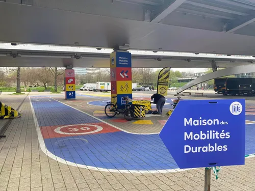 Apprendre à voyager sans avion à la Maison des mobilités durables