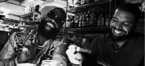 Drake sort le clip de "Money in the grave"