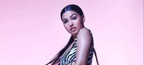 Mabel surmonte ses angoisses dans "OK (Anxiety Anthem)"