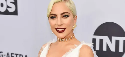 Lady Gaga chute lourdement lors d'un concert