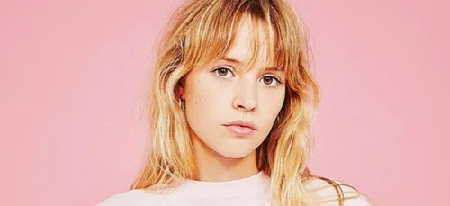 Angèle dévoile "Oui ou Non" pour annoncer "Suite"