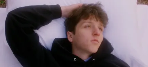 Powfu cartonne avec "Death Bed"