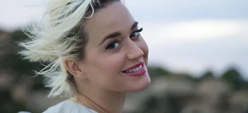 Katy Perry dévoile une nouvelle version de "Daisies"