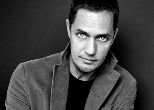 Grand Corps Malade dévoile le clip de "Pas Essentiel"