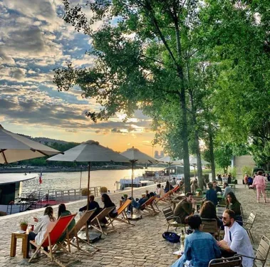 La Piscine du Village Village : le rendez-vous chic du mercredi