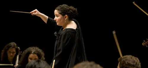 Portrait : Zahia Ziouani, chef d'orchestre, femme, et passeuse de...