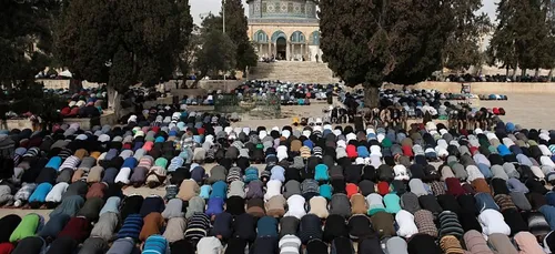 Palestine : Des milliers de musulmans prient Ã  Al-Aqsa, sans...