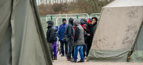 Valls annonce un nouveau campement Ã  Calais avec le soutien de l'UE