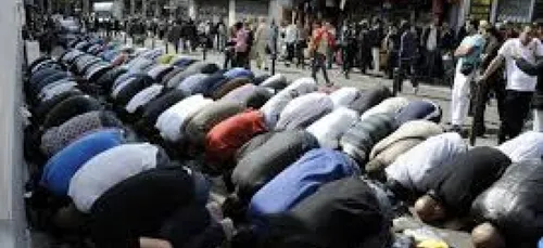 Marine Le Pen jugÃ©e pour avoir comparÃ© les priÃ¨res de rue Ã ...