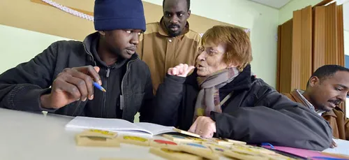 La France accueille ses premiers demandeurs d'asile dans le cadre...