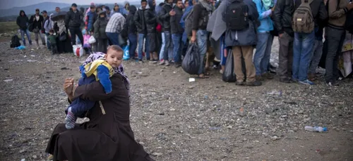 PrÃ¨s de 4.000 migrants arrivent au PirÃ©e, prÃªts Ã  gagner la...