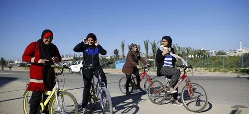A Gaza, quatre femmes Ã  vÃ©lo font souffler un petit vent de...