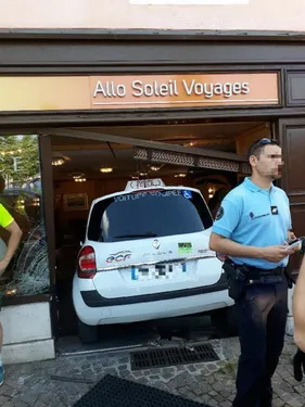 Un véhicule auto-école rentre dans une agence de voyage !