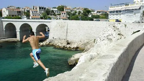 Marseille : Gaudin tient à rappeler qu'il est interdit de plonger...