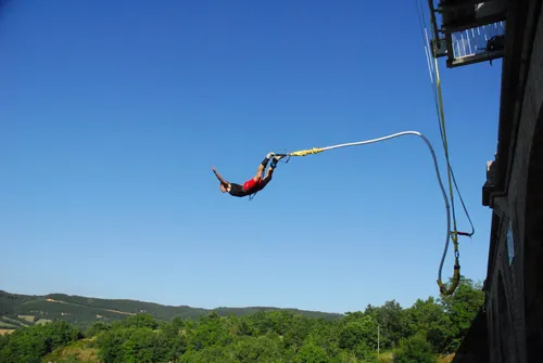 Saut à l'élastique : elle confond "no jump" et "now jump", saute et...